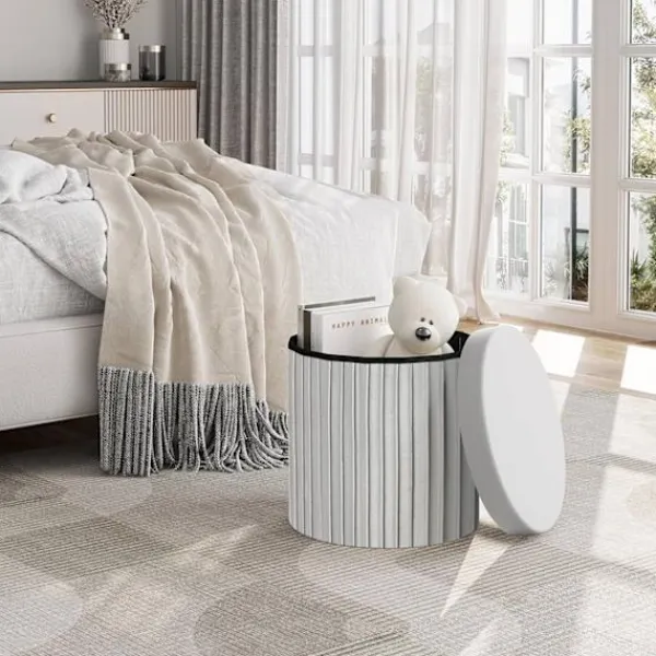 Rootz Living Sittpuffar>Rootz Round Velvet Storage Pall - Puff Ottoman - Kräm/Grå - Dold förvaring - Mjuk stoppning - 38cm x 36cm - Elegant volangdesign