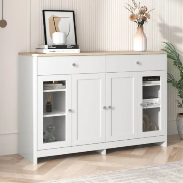 Sideboards>Skänk med vit trästruktur, fyra dörrar, två lådor, dörr med glas. Vardagsrum, matsal. Träfärg och vit
