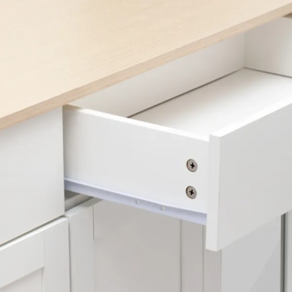 Sideboards>Skänk med vit trästruktur, fyra dörrar, två lådor, dörr med glas. Vardagsrum, matsal. Träfärg och vit