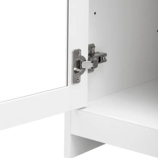 Sideboards>Skänk med vit trästruktur, fyra dörrar, två lådor, dörr med glas. Vardagsrum, matsal. Träfärg och vit